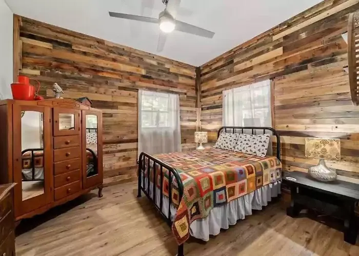 Buckner\'S Getaway! Close To Town, Lake And River!
