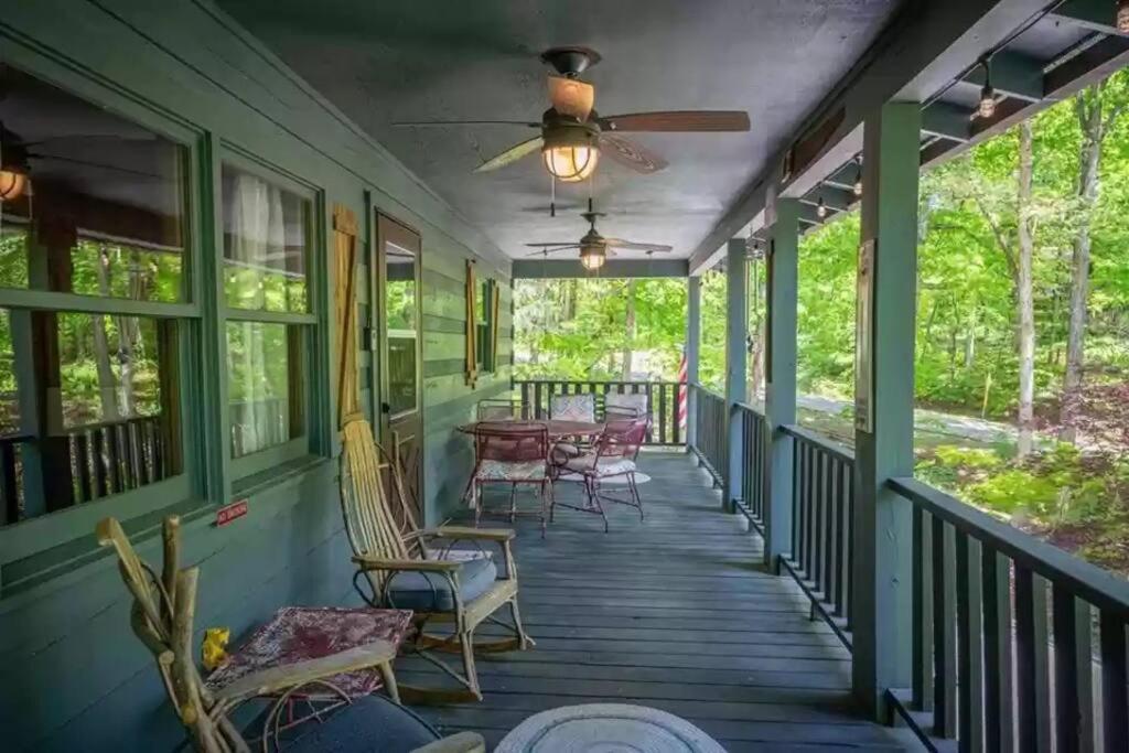 Buckner's Getaway! Close To Town, And River!